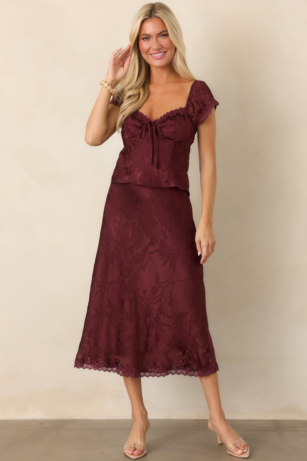 Vestido con estampado floral color ciruela