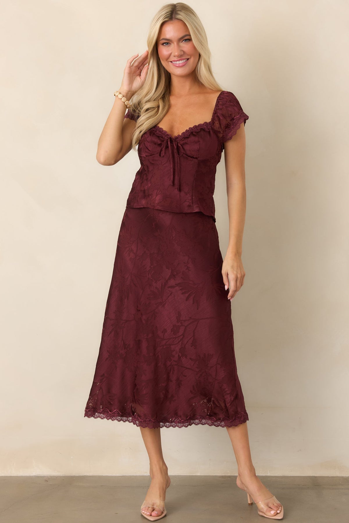 Vestido con estampado floral color ciruela