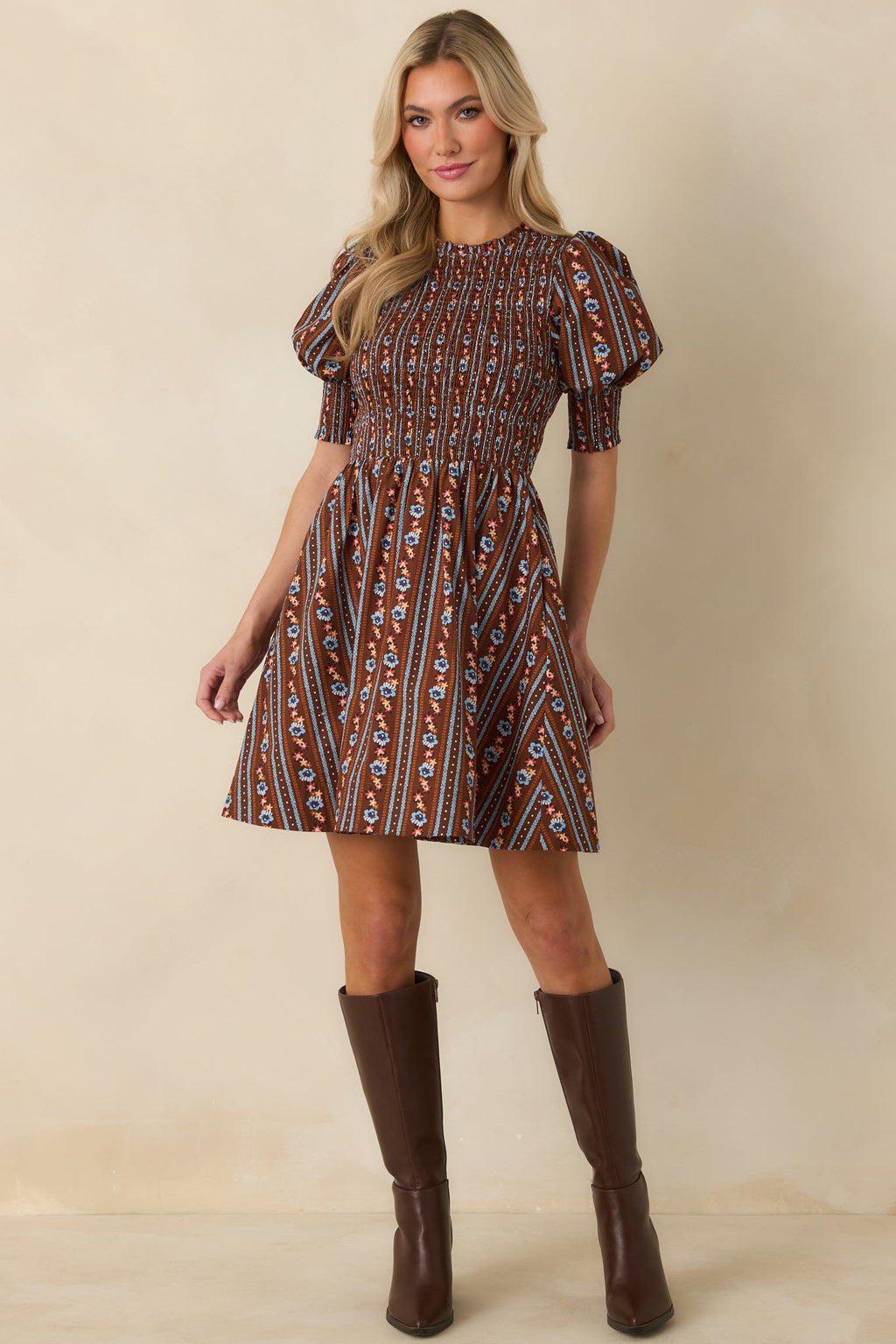 Vestido mini marrón de algodón fruncido