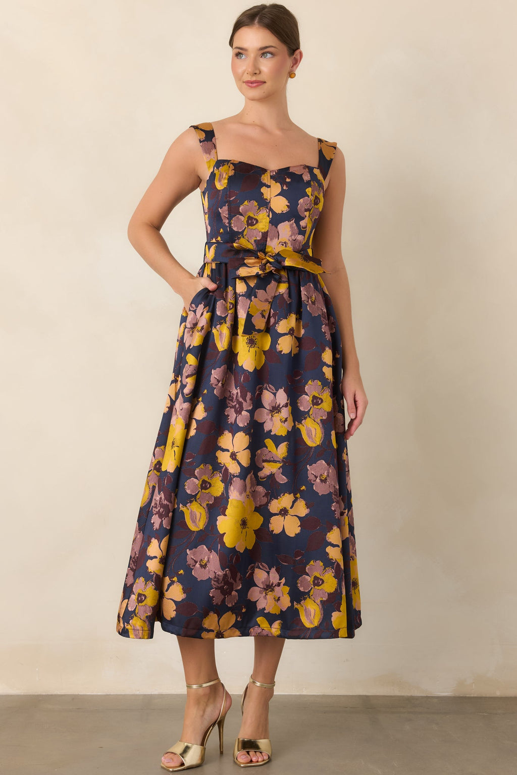 Vestido floral en azul marino y amarillo