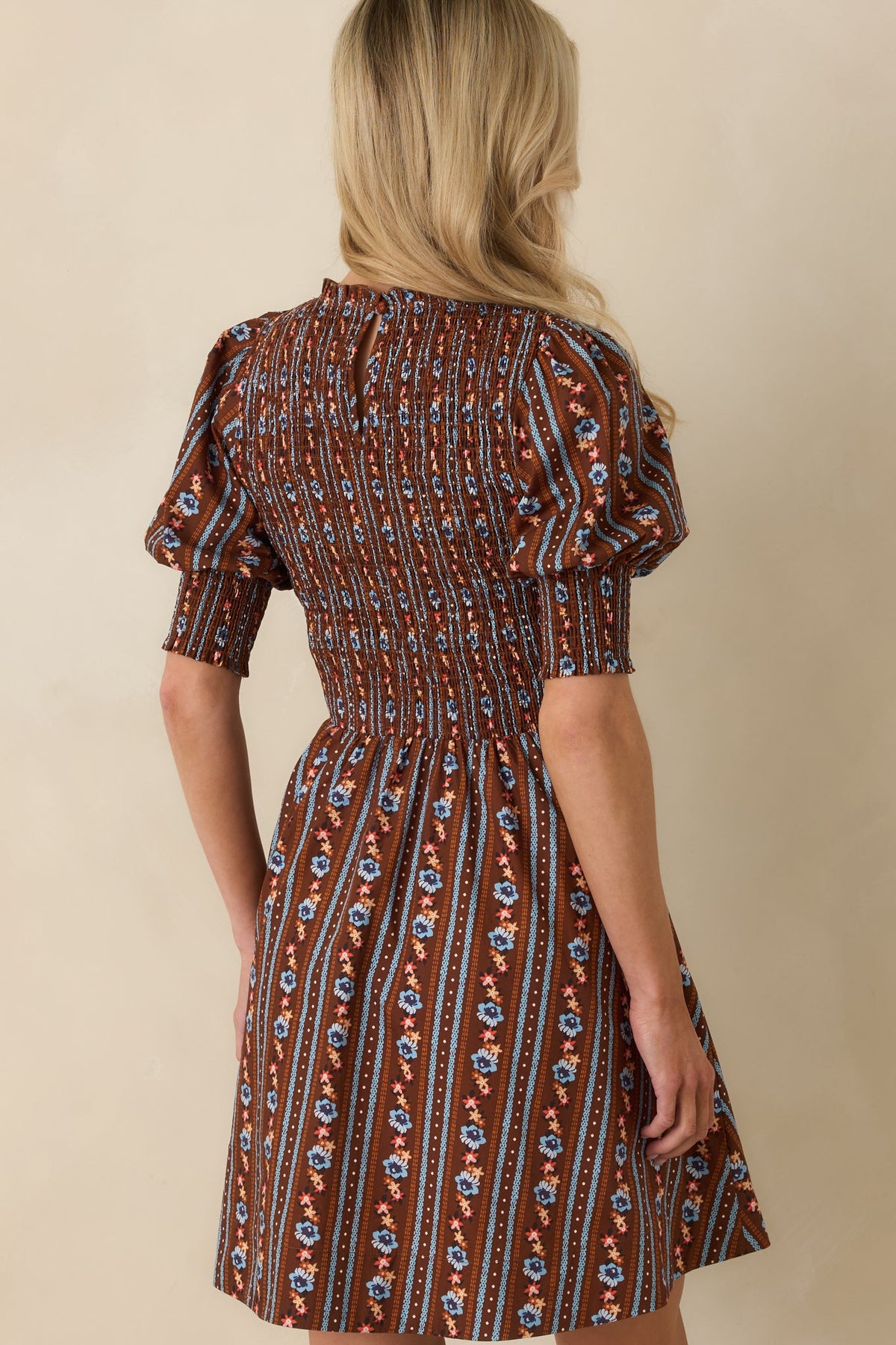 Vestido mini marrón de algodón fruncido