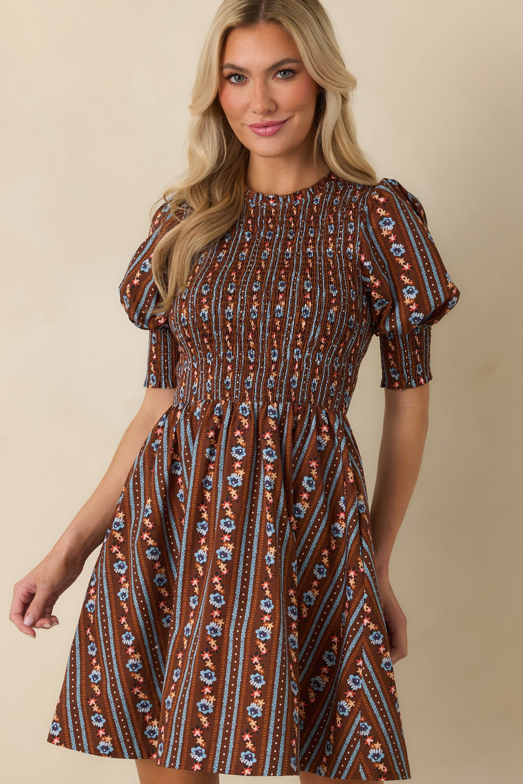 Vestido mini marrón de algodón fruncido