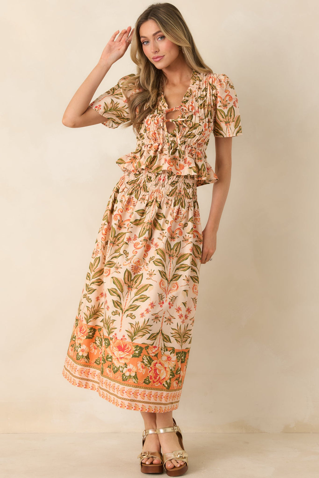 Top de algodón fruncido con estampado floral “Florece conmigo” en melocotón y verde pradera