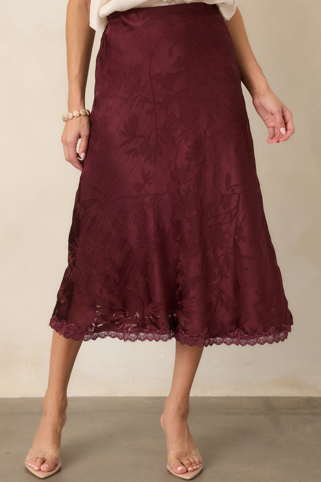 Falda midi elegante de satén color morera