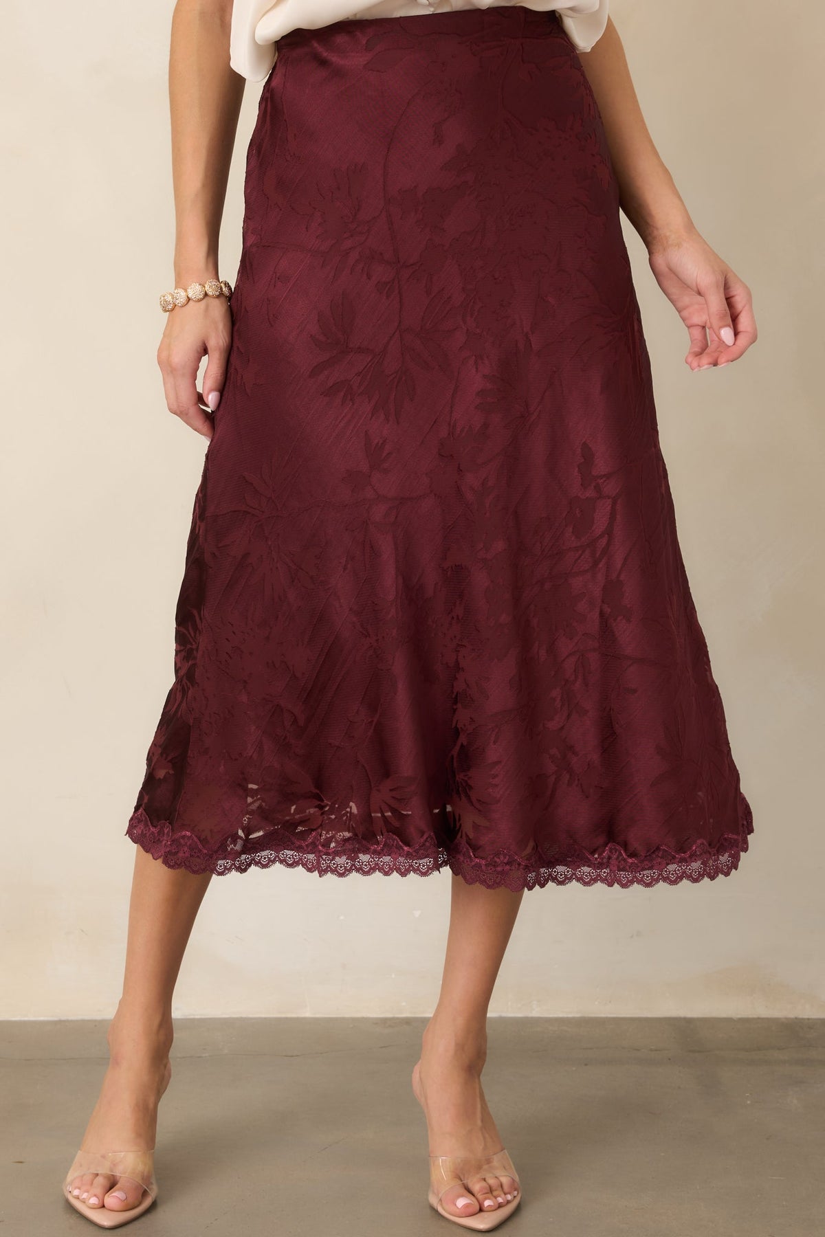Falda midi elegante de satén color morera