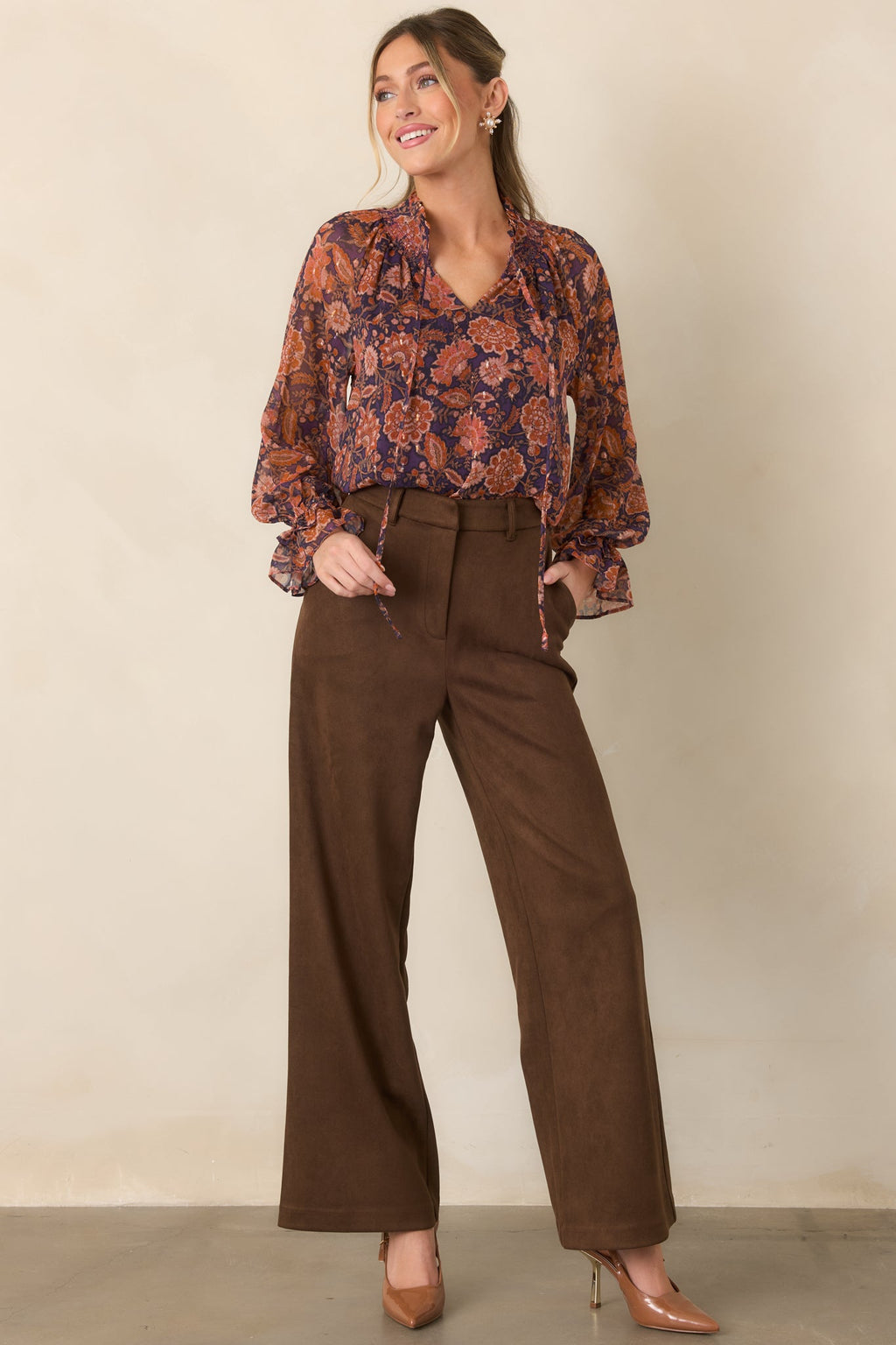 Blusa romántica floral en ciruela