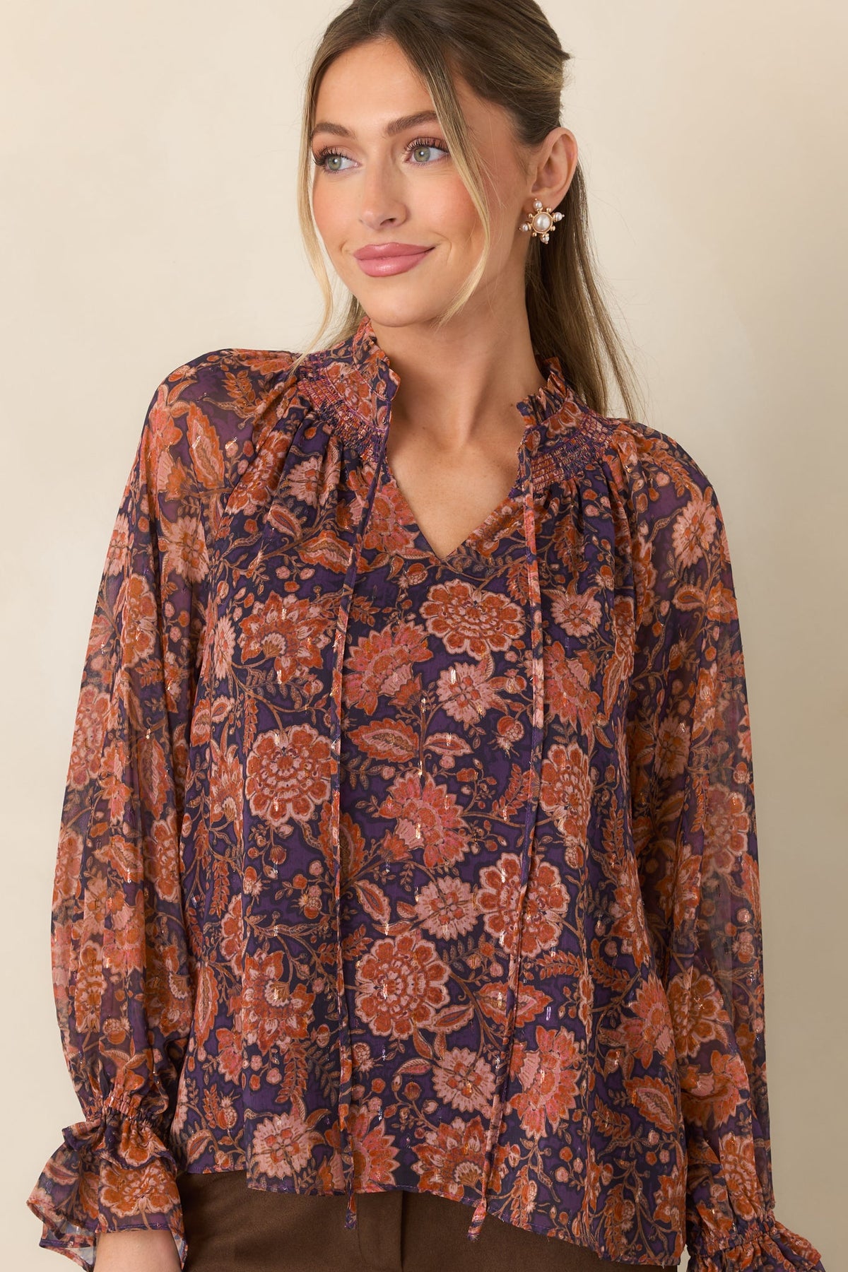 Blusa romántica floral en ciruela