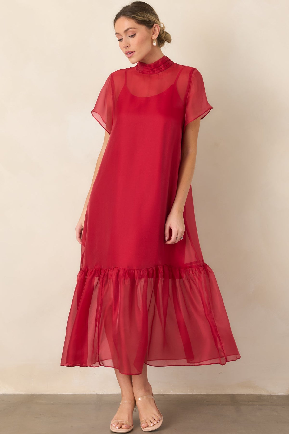 Elegante vestido largo de organza rojo