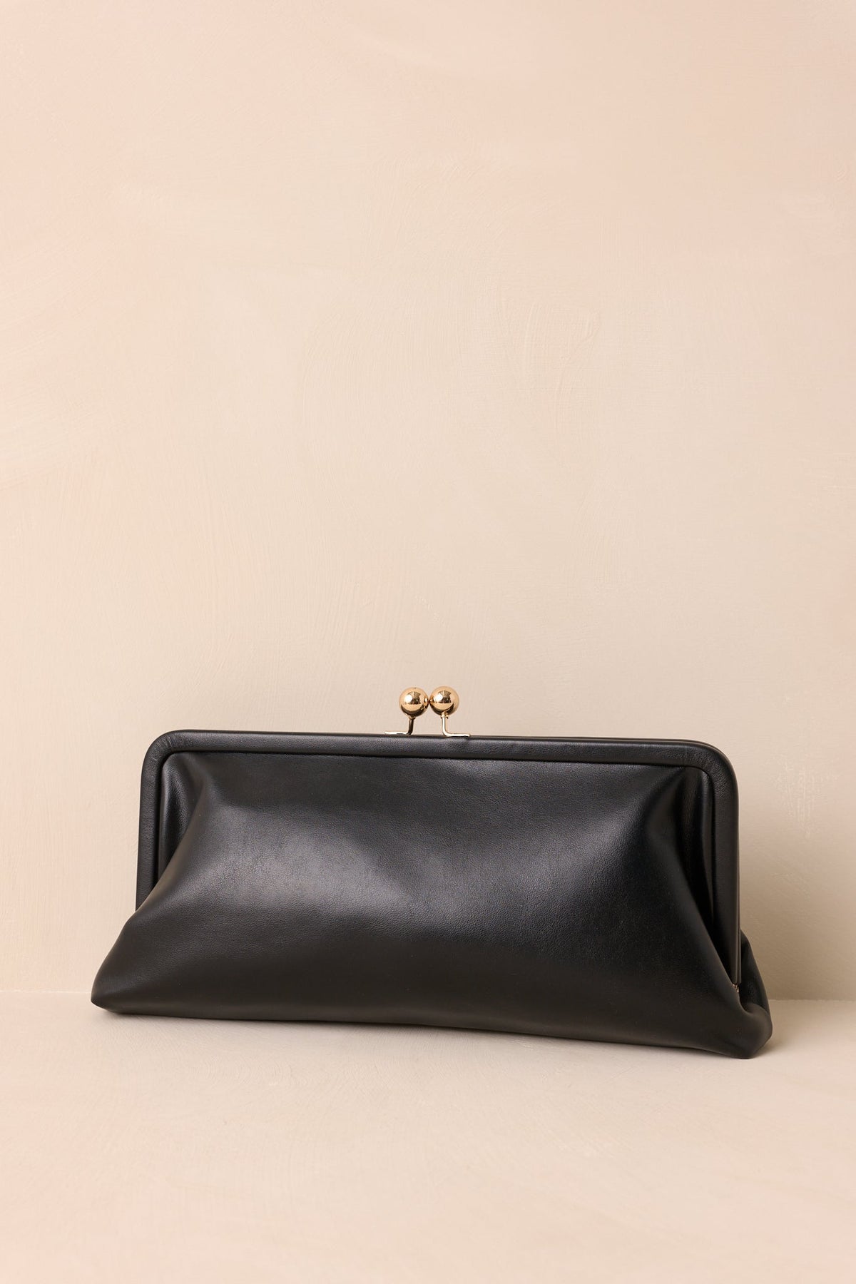 elegante bolso de mano de cuero negro