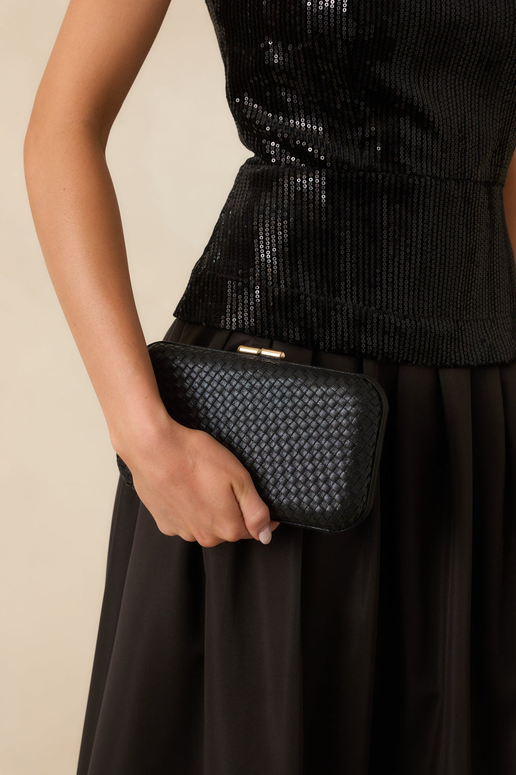 Bolso de mano negro elegante y tejido