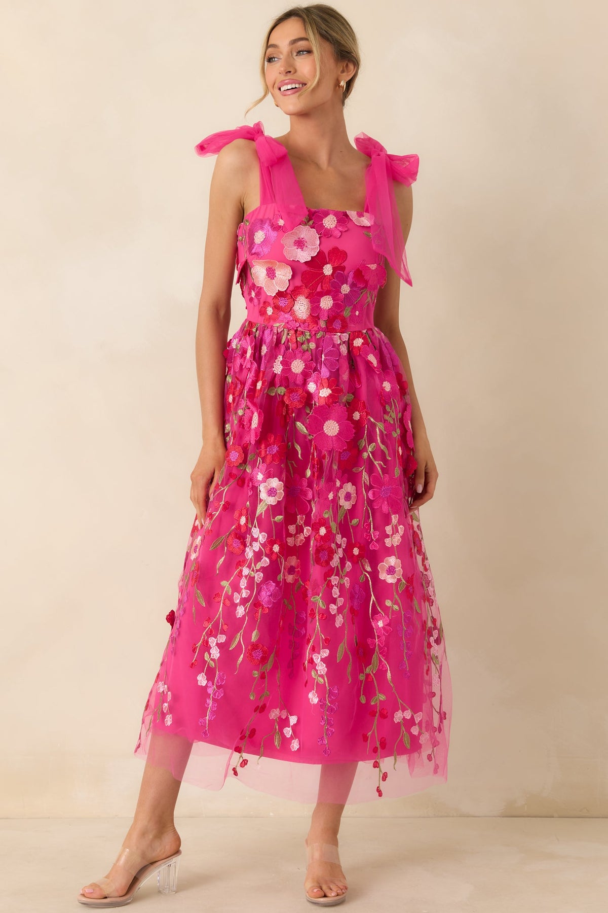 Vestido largo rosa fucsia con bordado floral