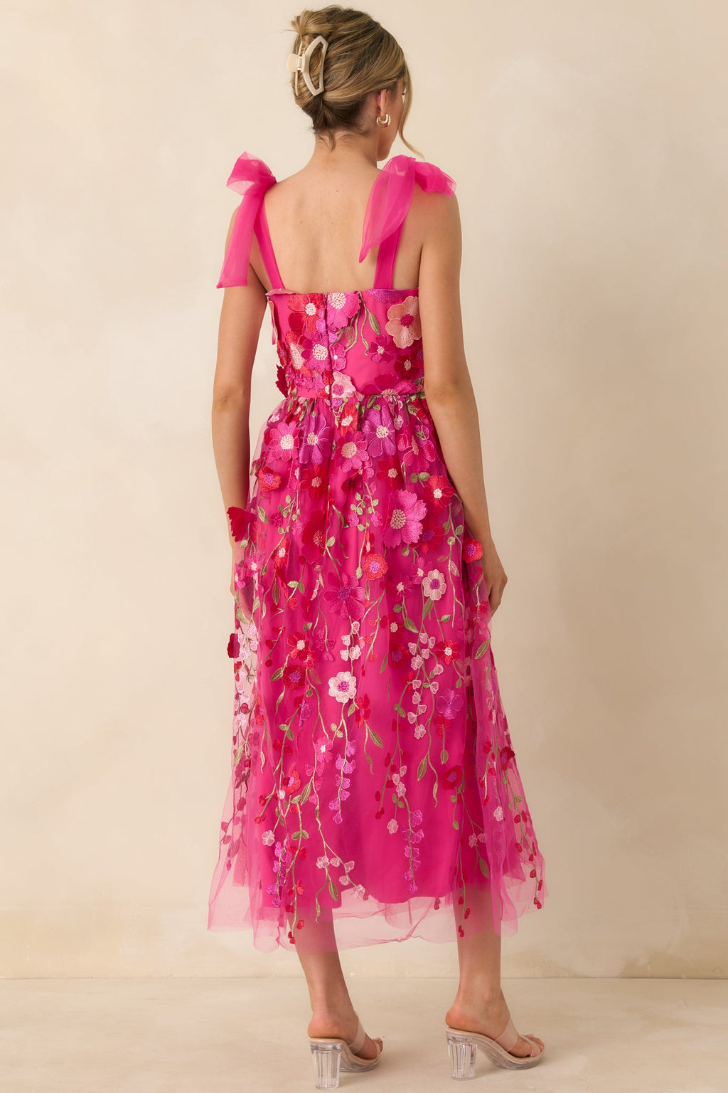 Vestido largo rosa fucsia con bordado floral