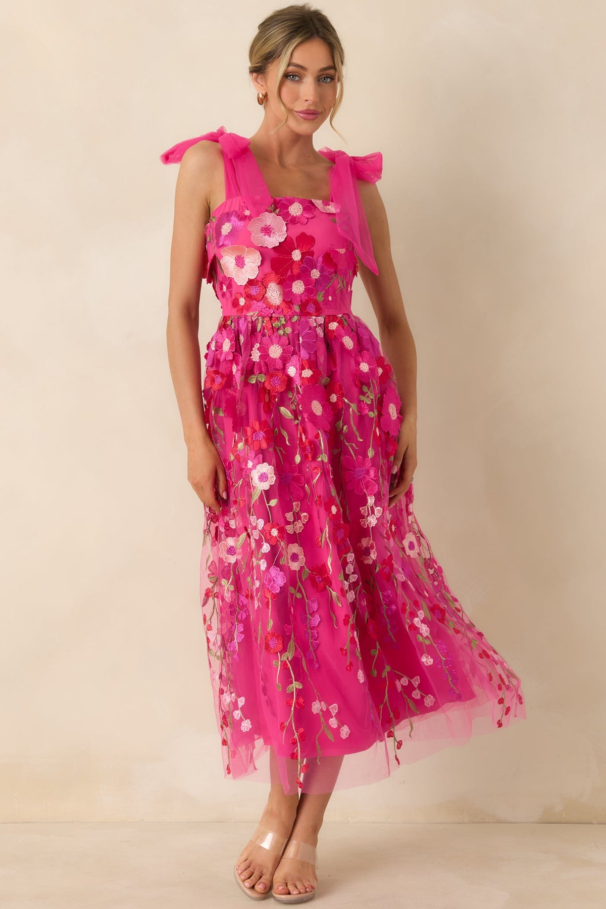 Vestido largo rosa fucsia con bordado floral