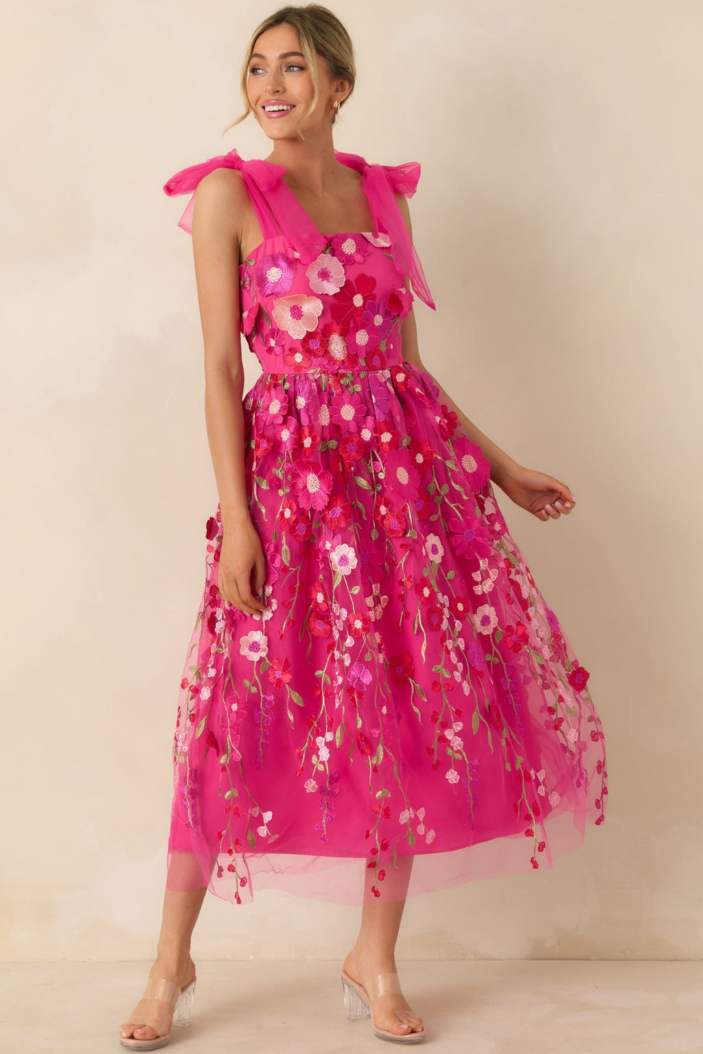 Vestido largo rosa fucsia con bordado floral