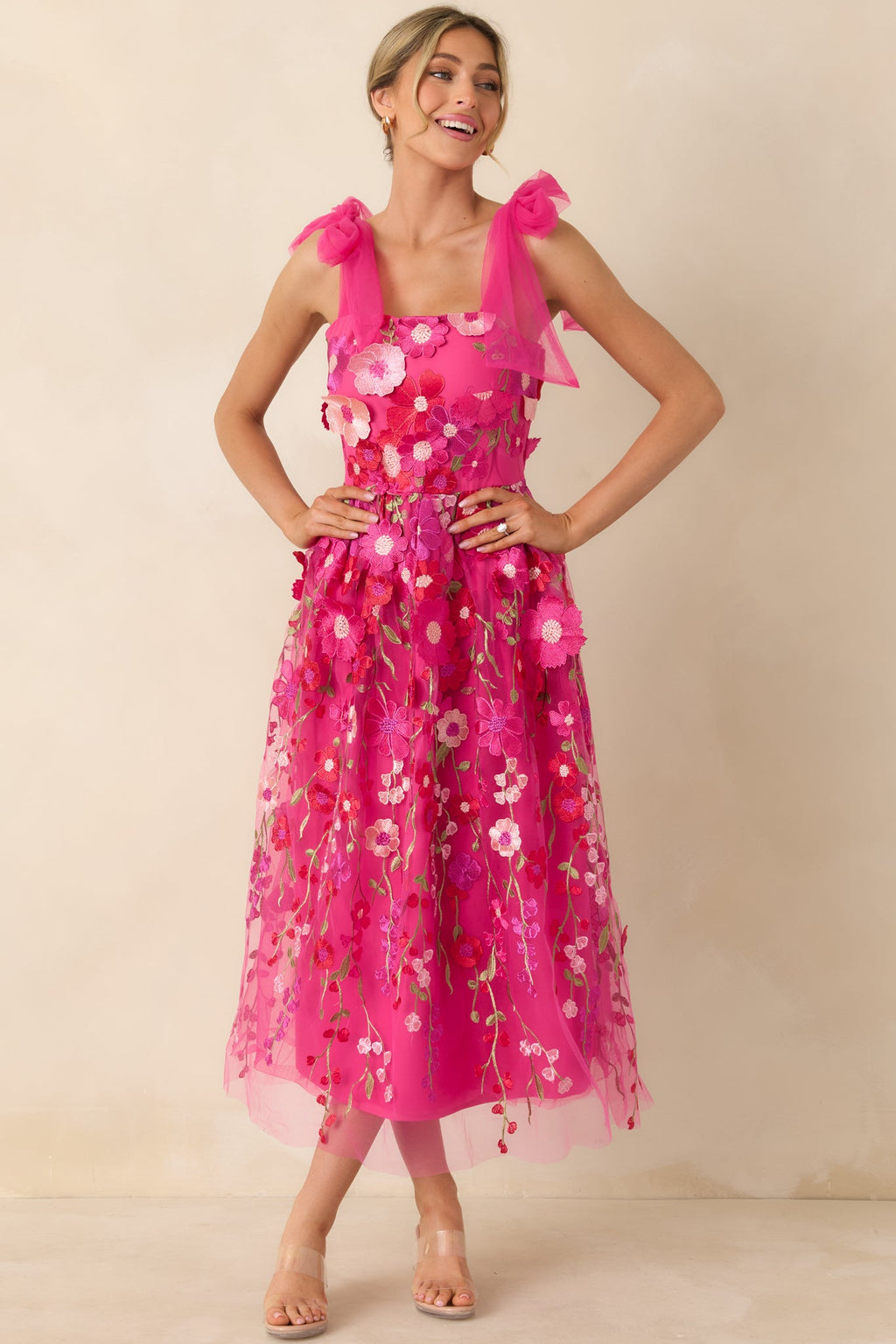 Vestido largo rosa fucsia con bordado floral