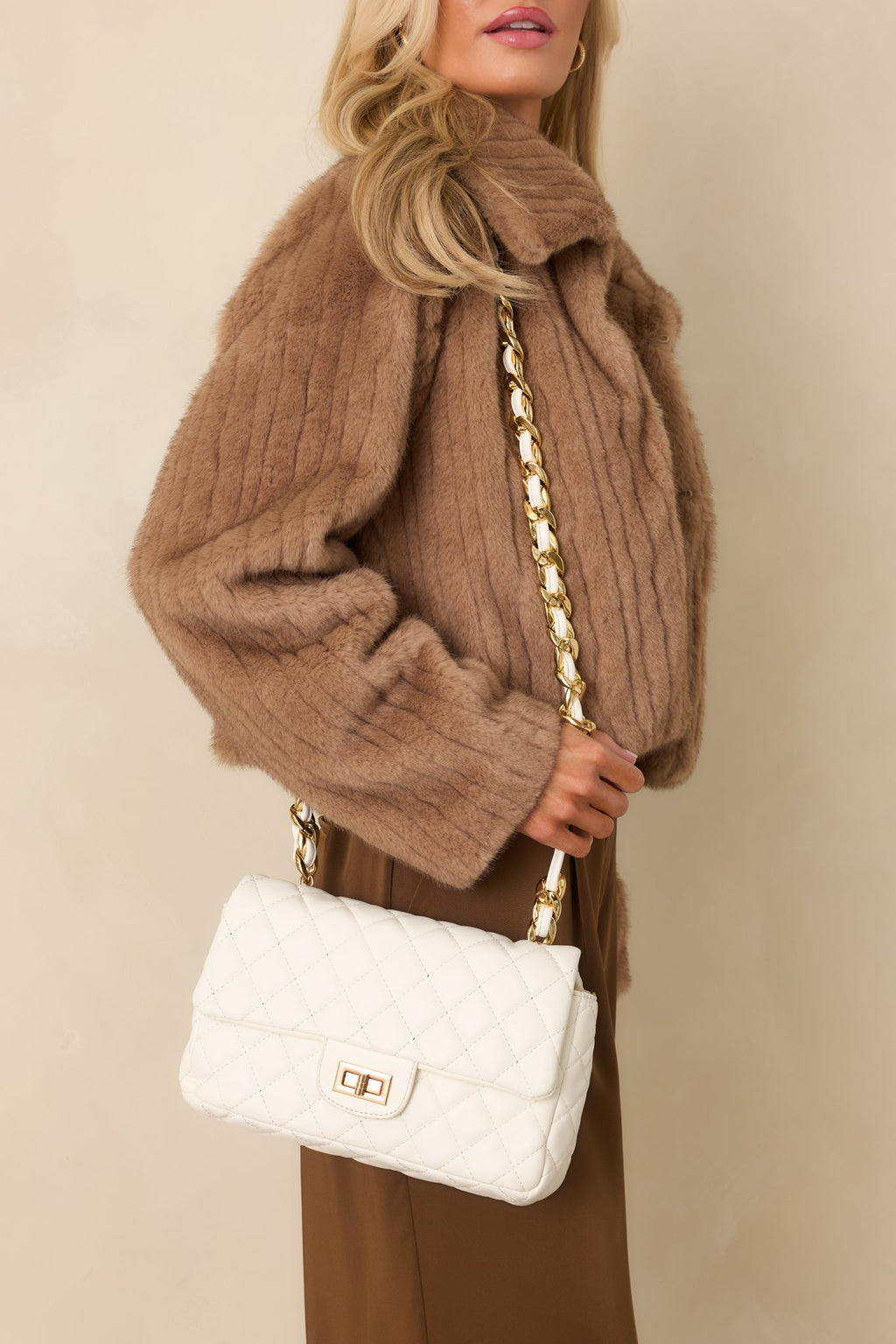 Bolso bandolera blanco acolchado elegante