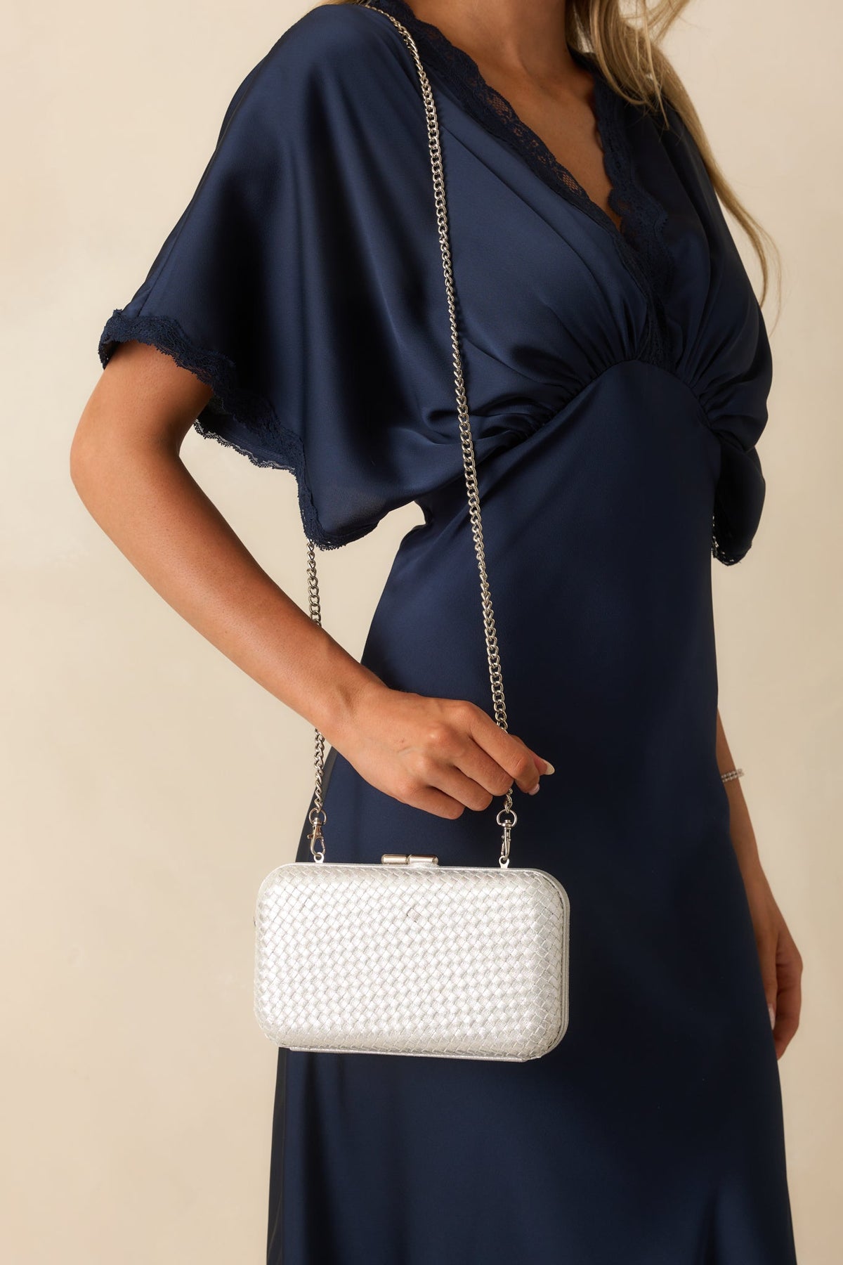 Bolso de mano estructurado tejido metálico plateado