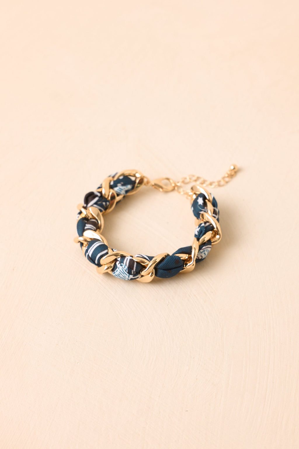 Pulsera Well Connected envuelta en pañuelo azul marino con cadena dorada tejida