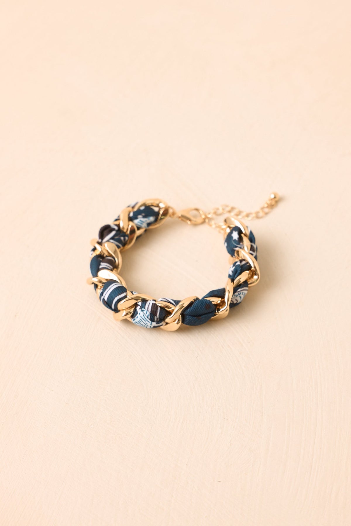 Pulsera Well Connected envuelta en pañuelo azul marino con cadena dorada tejida