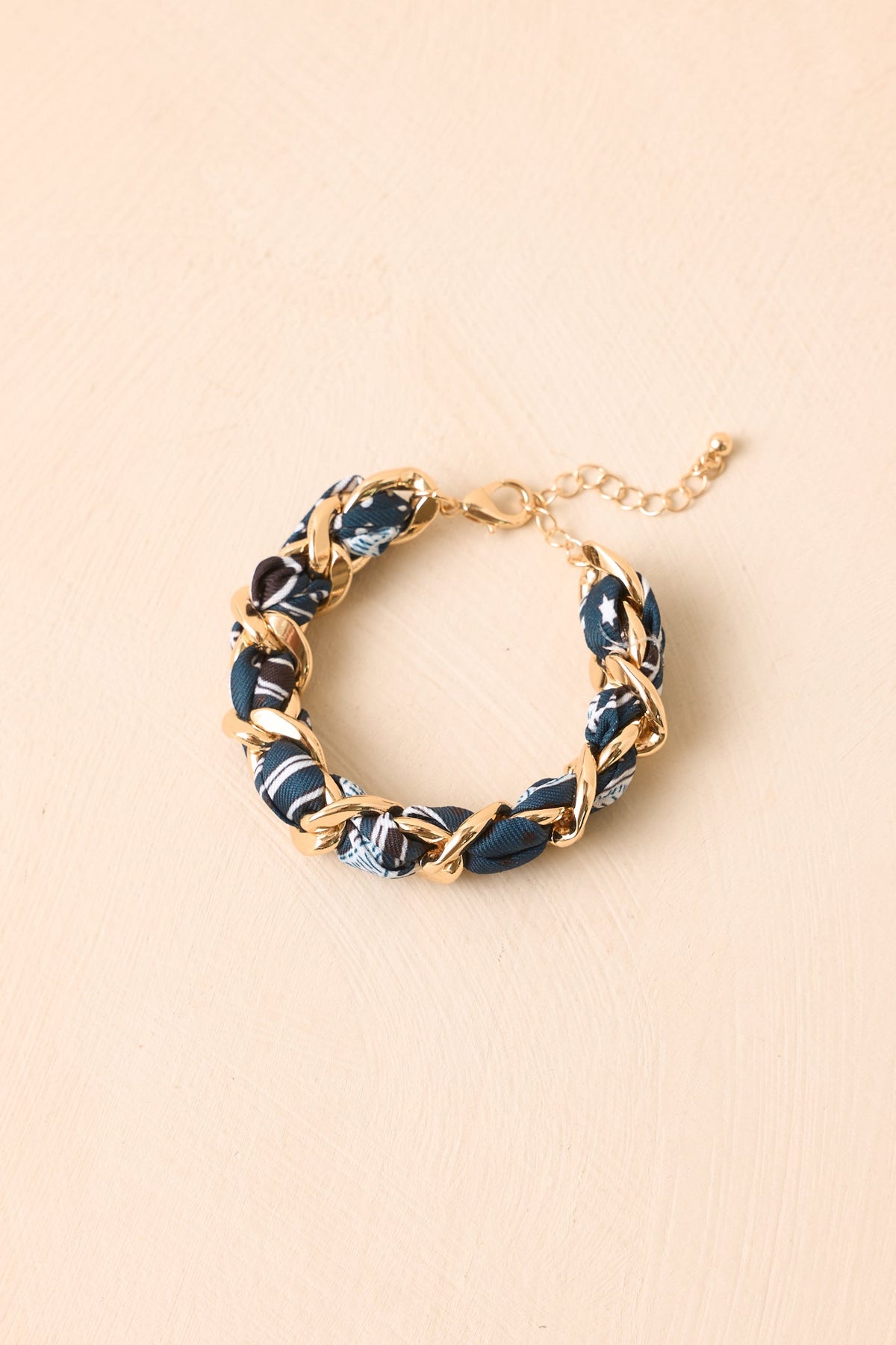 Pulsera Well Connected envuelta en pañuelo azul marino con cadena dorada tejida
