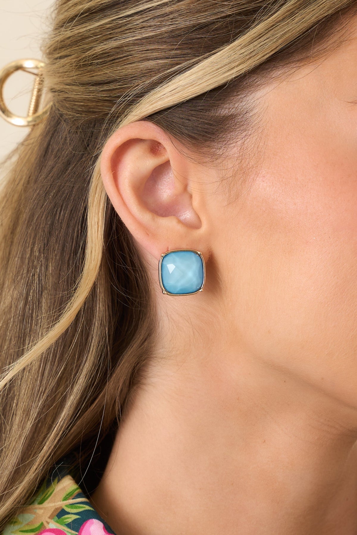 Pendientes cuadrados de botón dorados y azul claro Too Cute to Cancel – Brillo elegante para el día a día