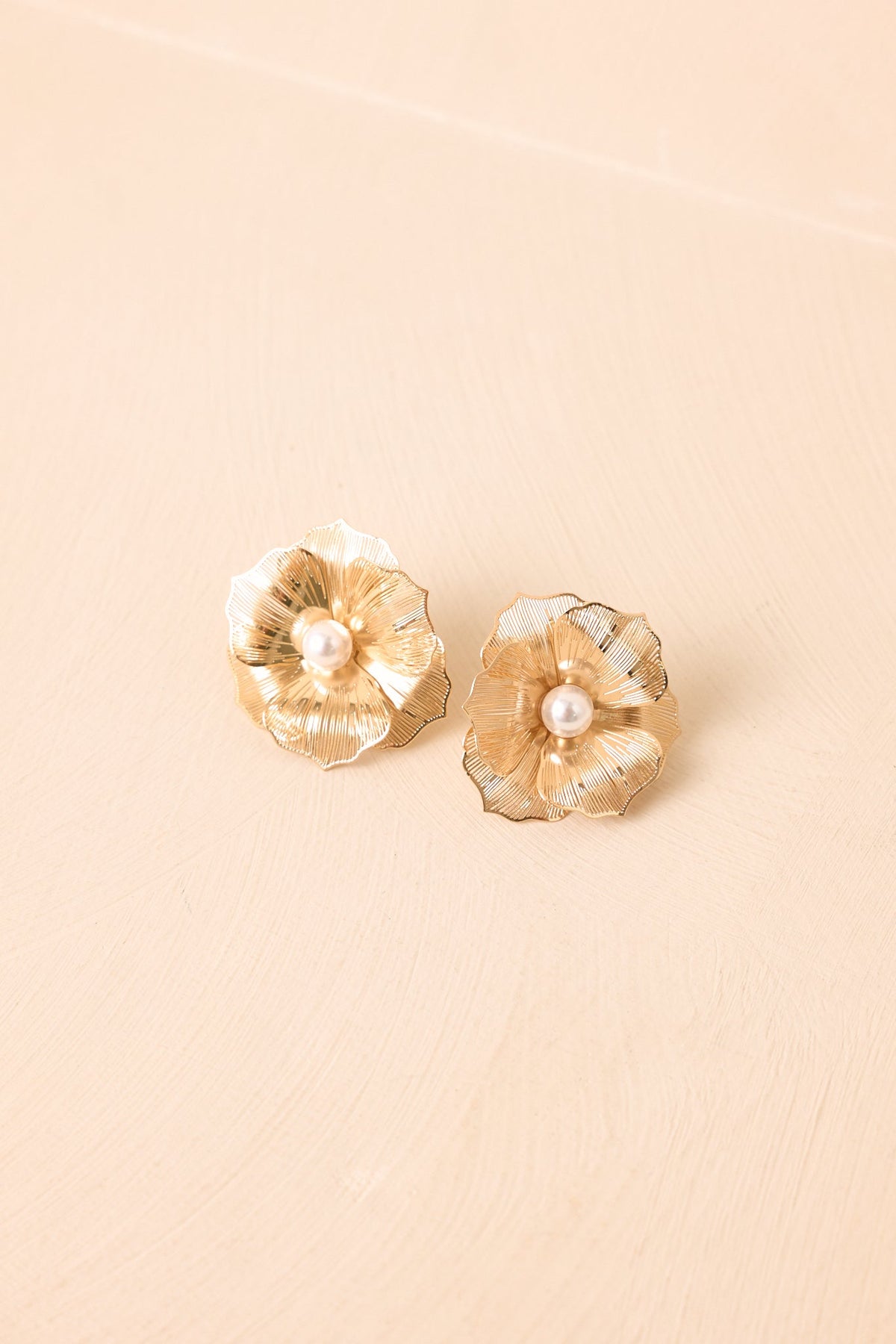 More Than Words Pendientes colgantes florales elegantes de oro y perlas