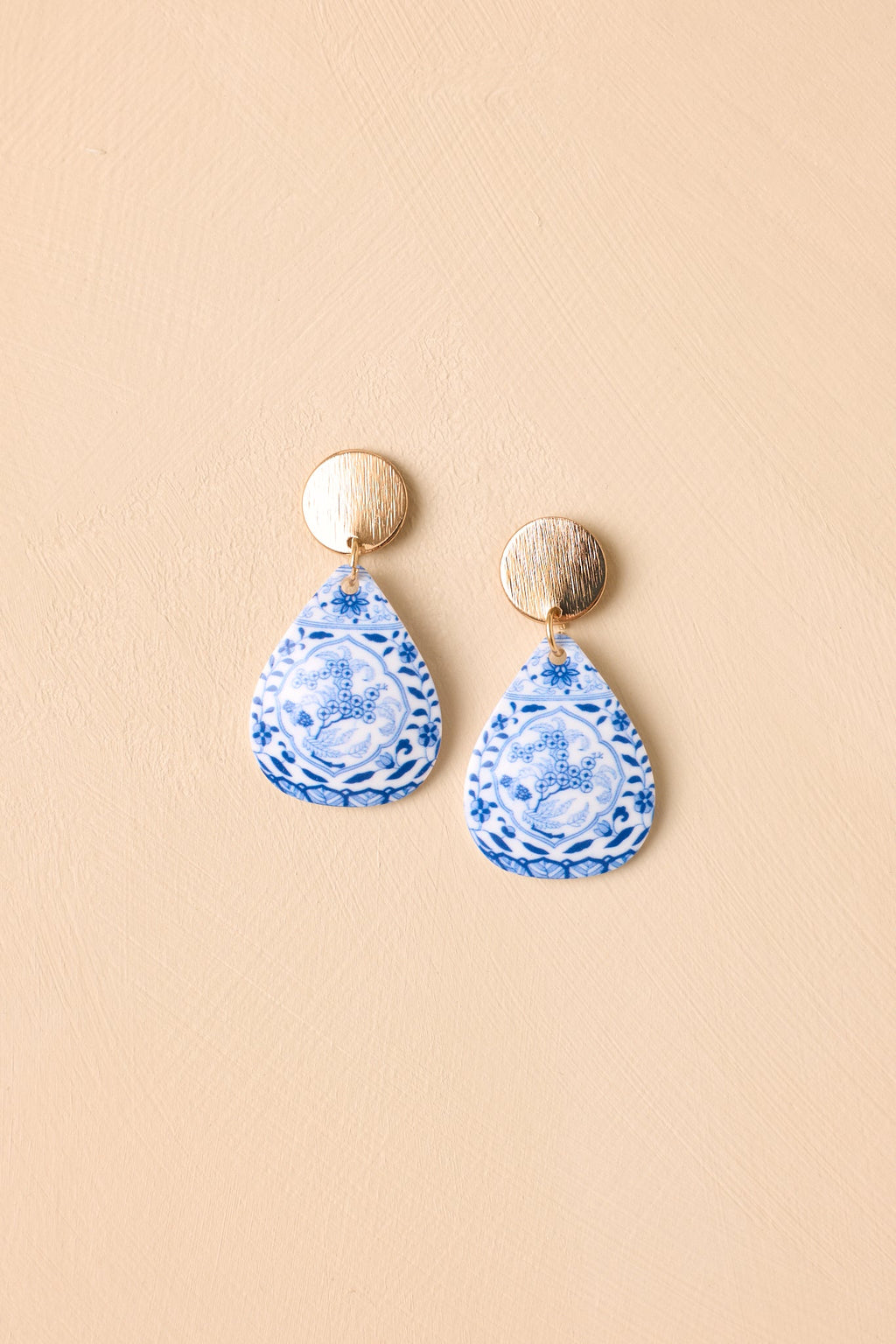 Pendientes colgantes elegantes en dorado y azul: encanto atemporal para cualquier ocasión