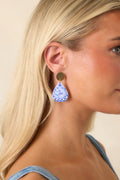 Pendientes colgantes elegantes en dorado y azul: encanto atemporal para cualquier ocasión