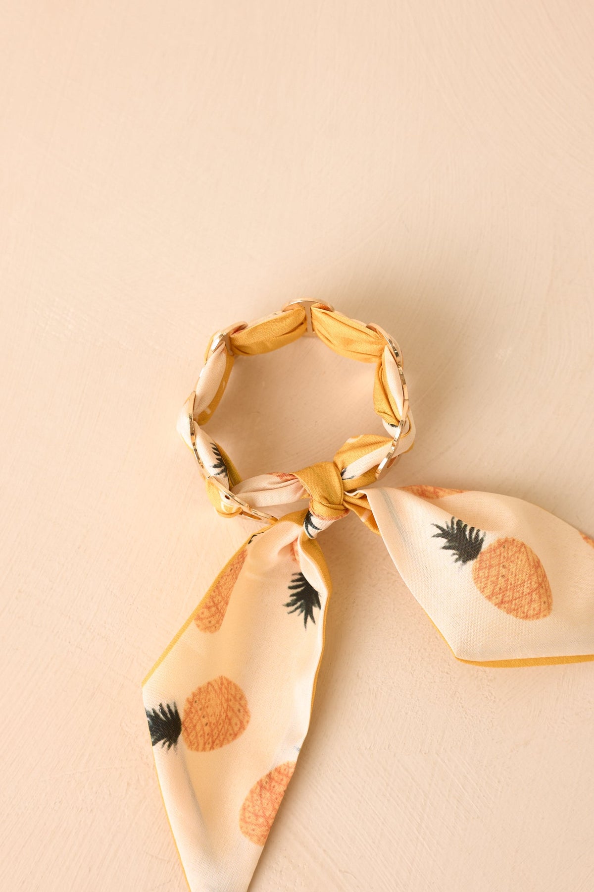 Pulsera brazalete llamativa tipo pañuelo de piña dorada y amarilla Fruit Cocktail Hour