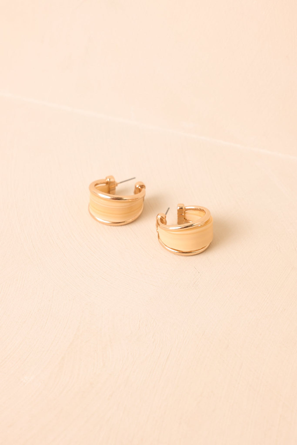 Pendientes de aro de resina dorados y beige «Encuéntrame a mitad de camino» – Joyería elegante y llamativa