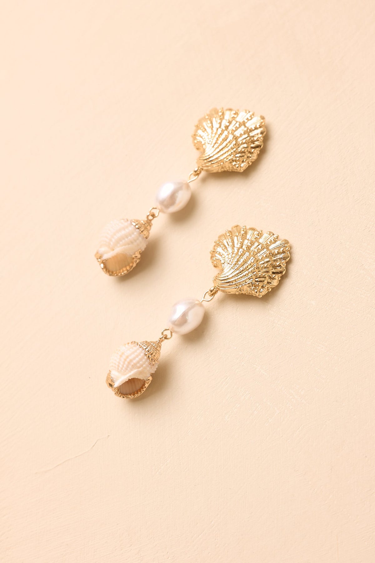 By Invitation Only Pendientes colgantes de concha y perla en tono dorado