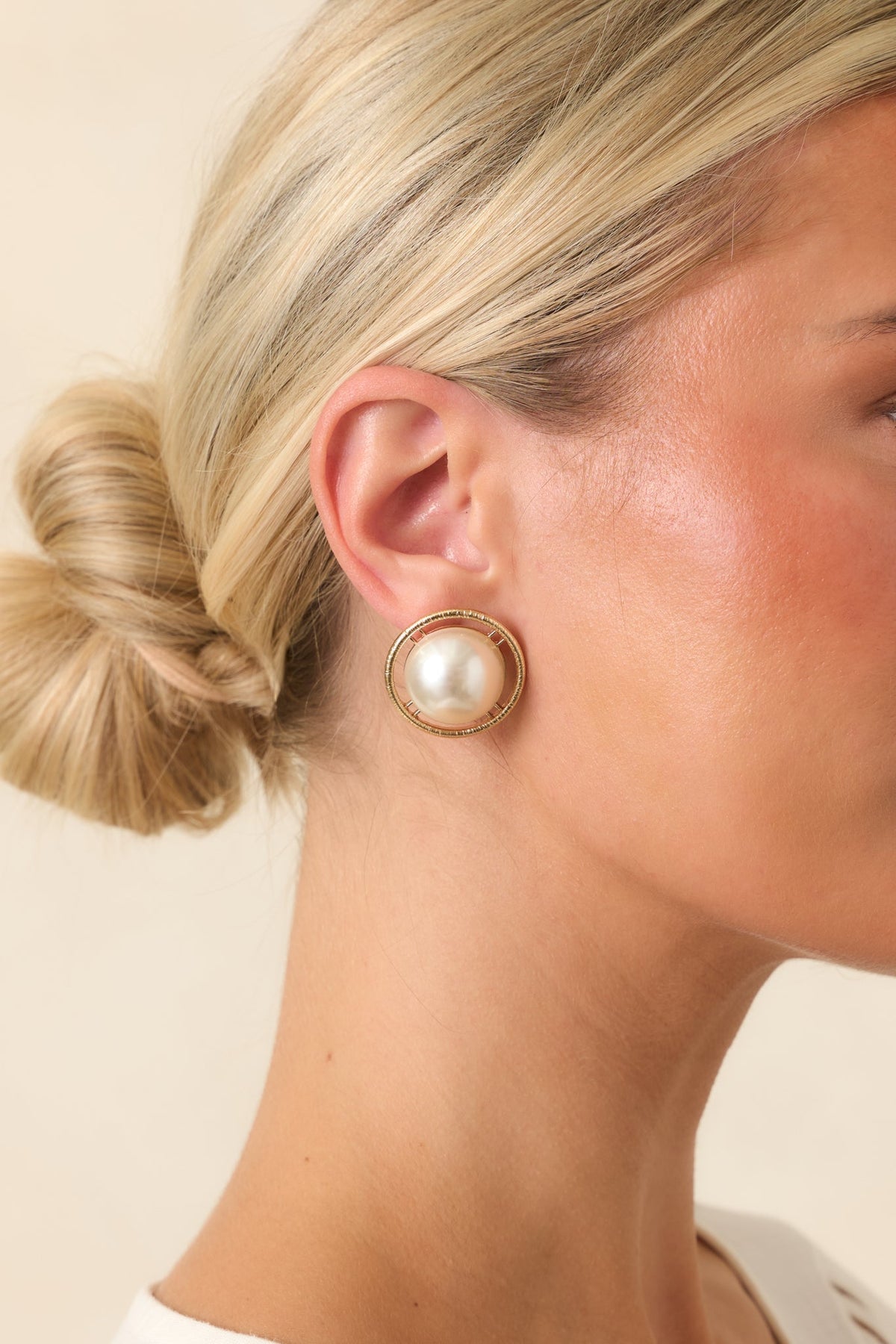 Pendientes dorados y de perlas «Me conquistaste con un halo» – Joyería elegante y llamativa para el día a día