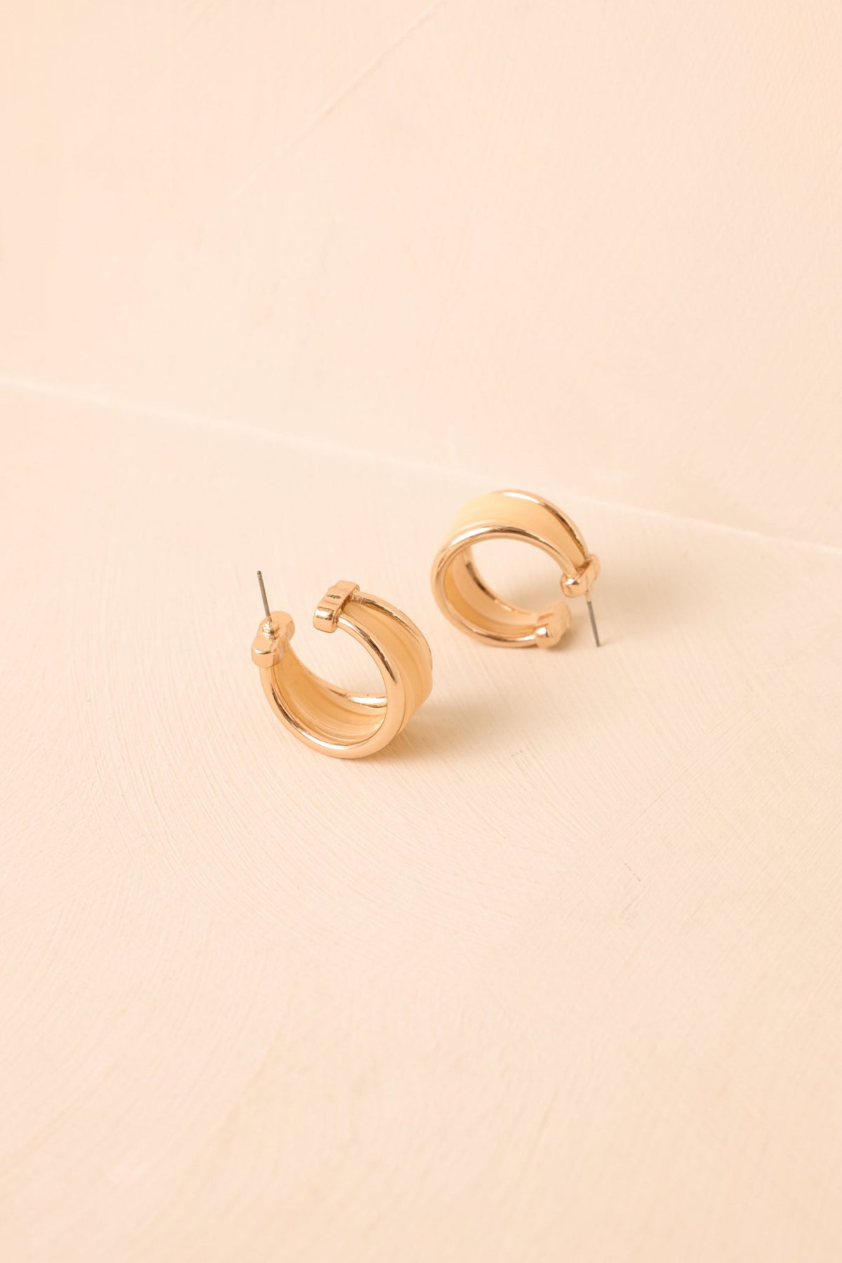 Pendientes de aro de resina dorados y beige «Encuéntrame a mitad de camino» – Joyería elegante y llamativa