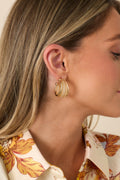 Pendientes de aro de resina dorados y beige «Encuéntrame a mitad de camino» – Joyería elegante y llamativa
