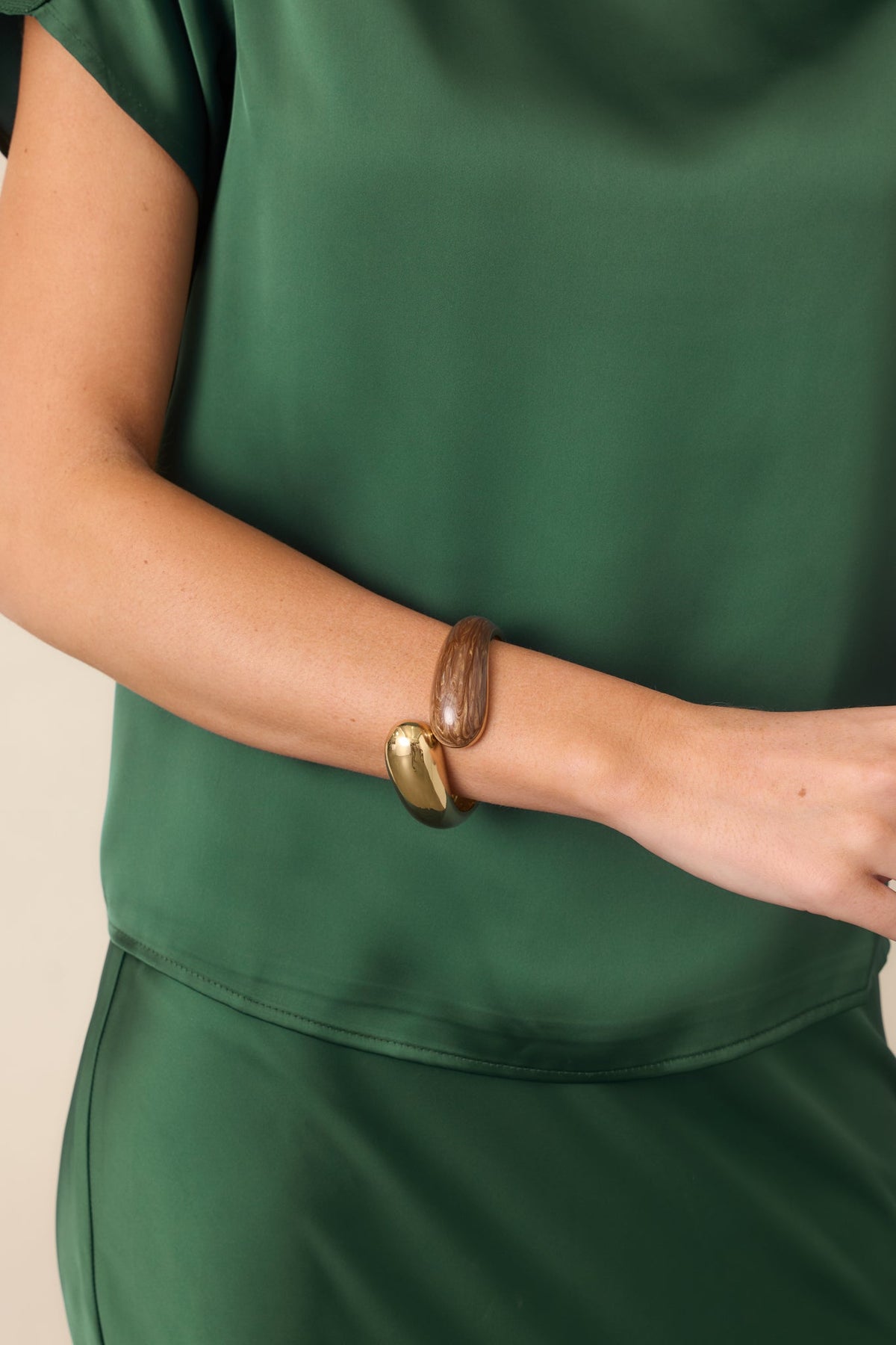 Brazalete rígido llamativo marmoleado en marrón y dorado Dando Vueltas
