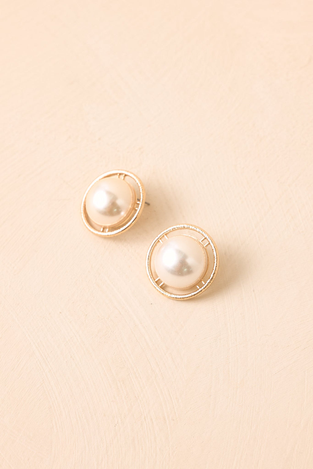 Pendientes dorados y de perlas «Me conquistaste con un halo» – Joyería elegante y llamativa para el día a día