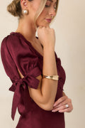 Brazalete escultórico dorado de forma cambiante