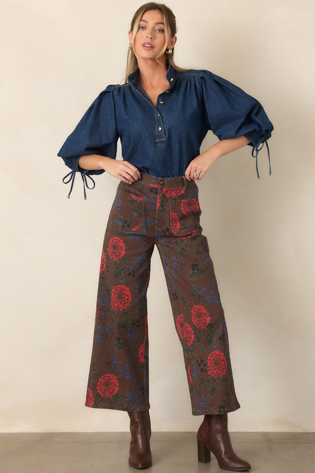 Pantalones marrones con estampado floral