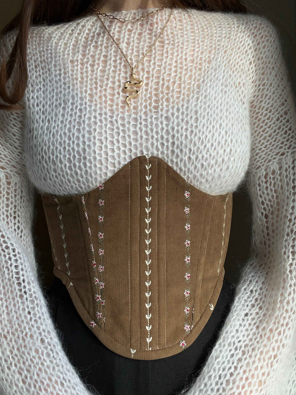 Cinturón tipo corsé marrón bajo el busto con elegante bordado floral, talla M-L