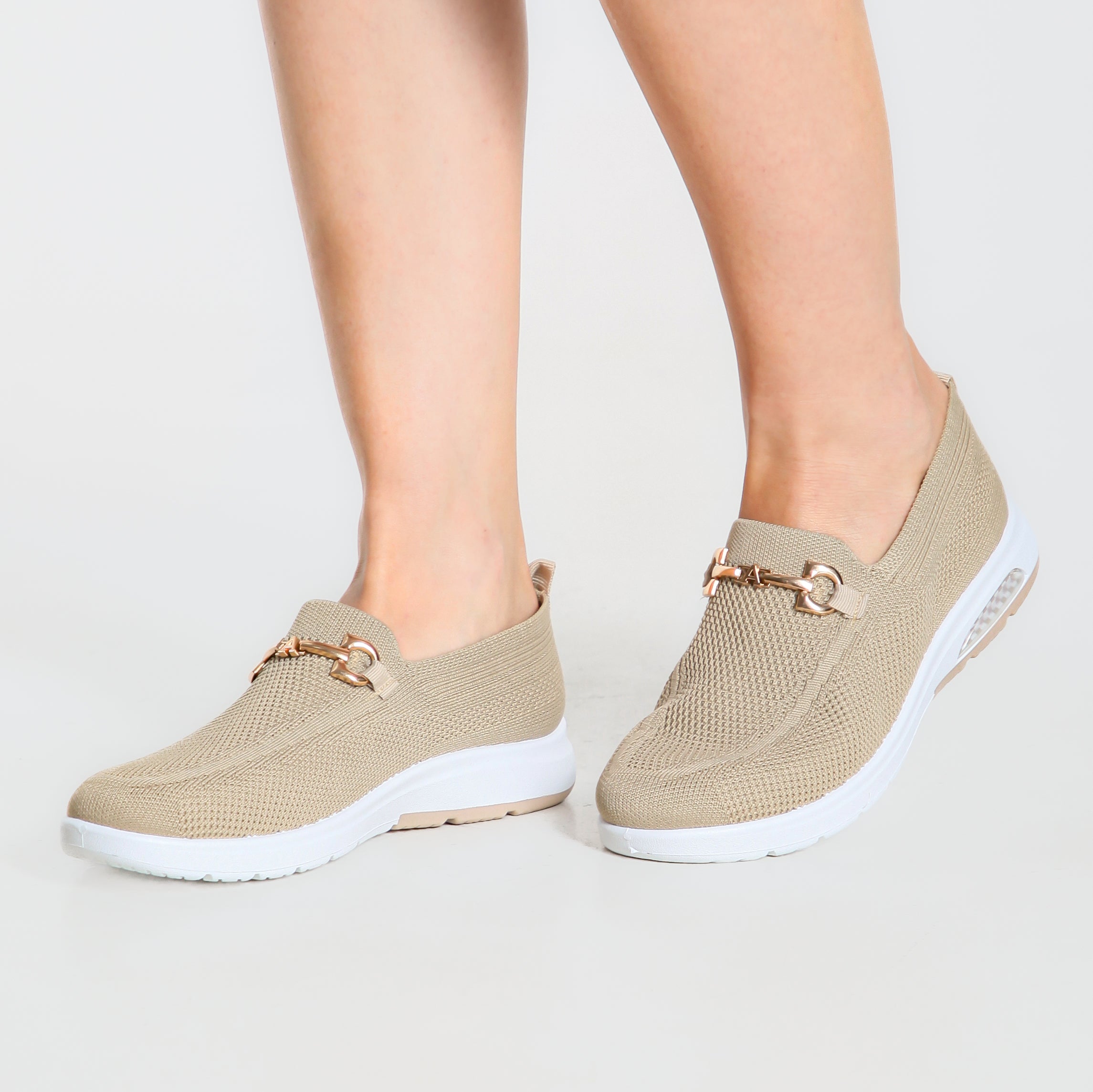 Mocasines cómodos de malla color beige