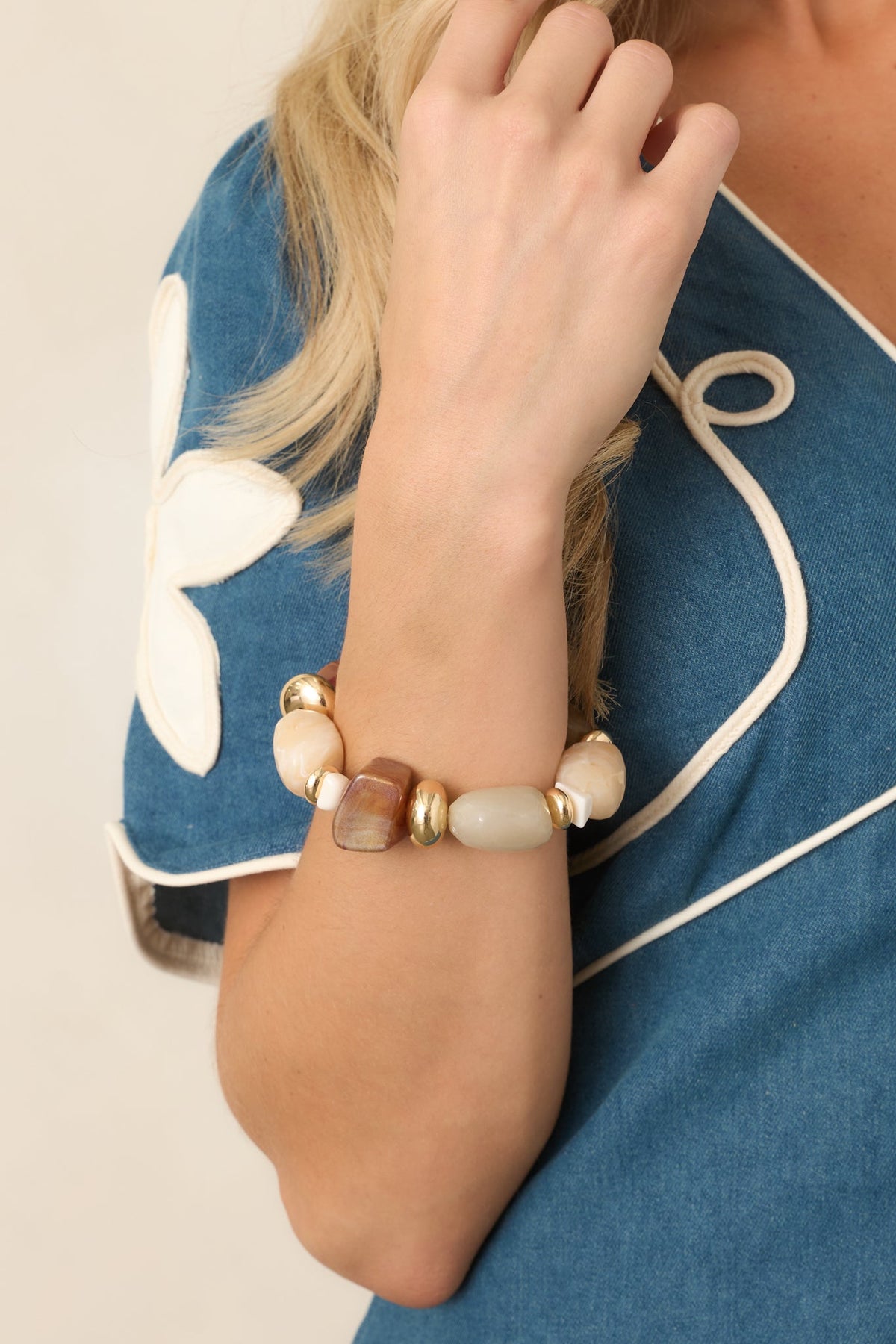 Pulsera de cuentas mixtas doradas y beige Part of the Picture