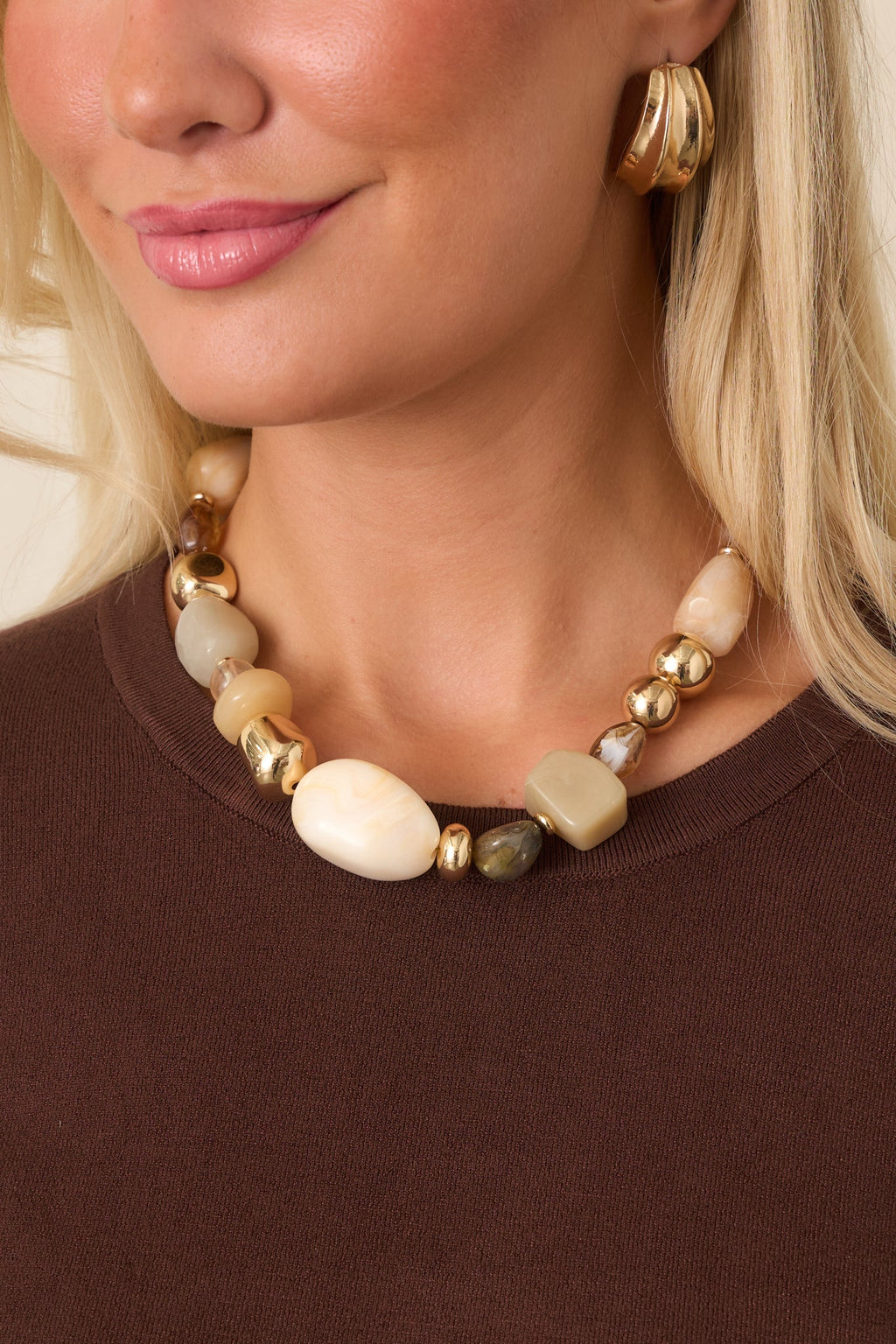 Collar llamativo de cuentas mixtas doradas y beige de The Art of It
