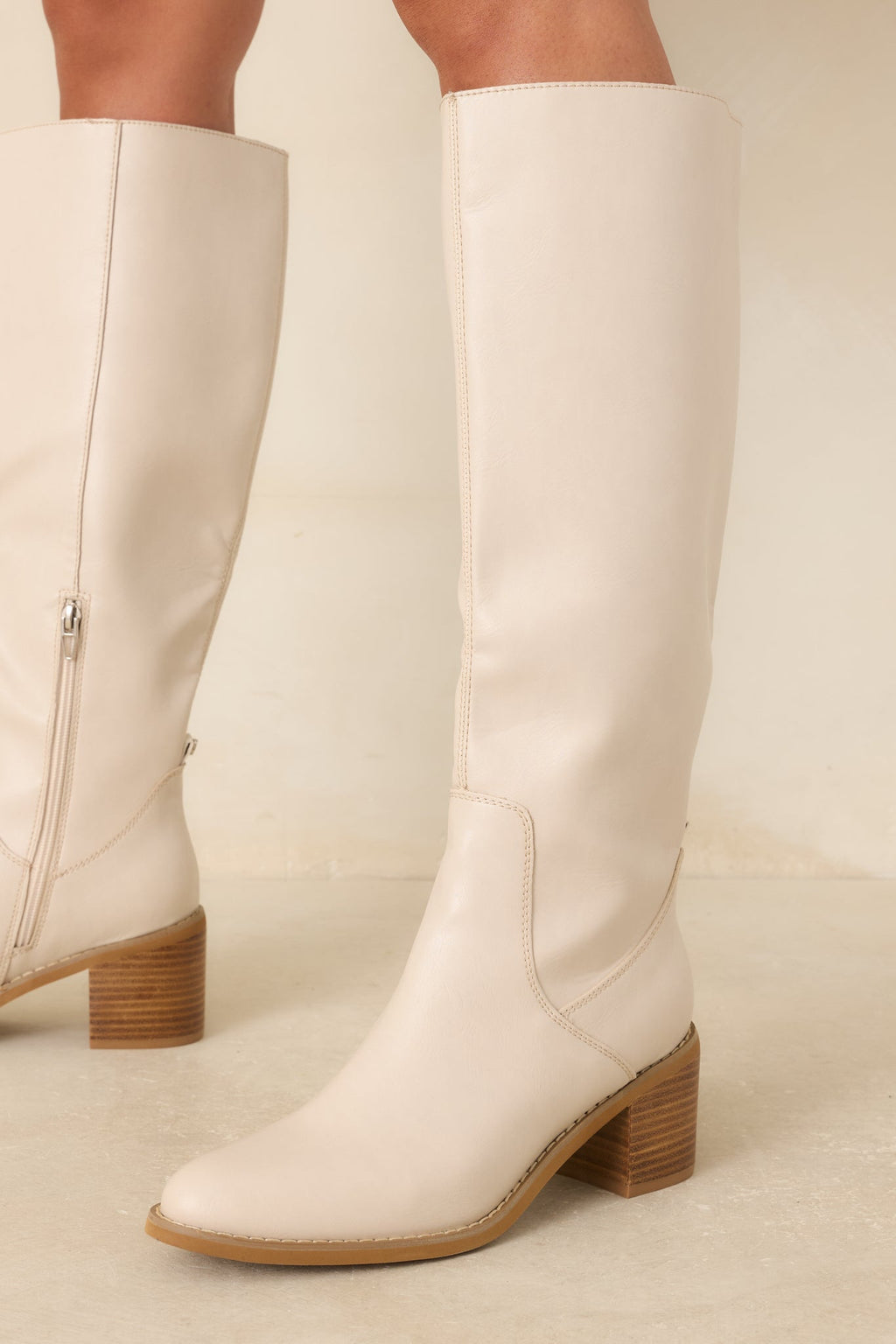 Botas elegantes hasta la rodilla de cuero sintético liso color marfil, por una buena razón