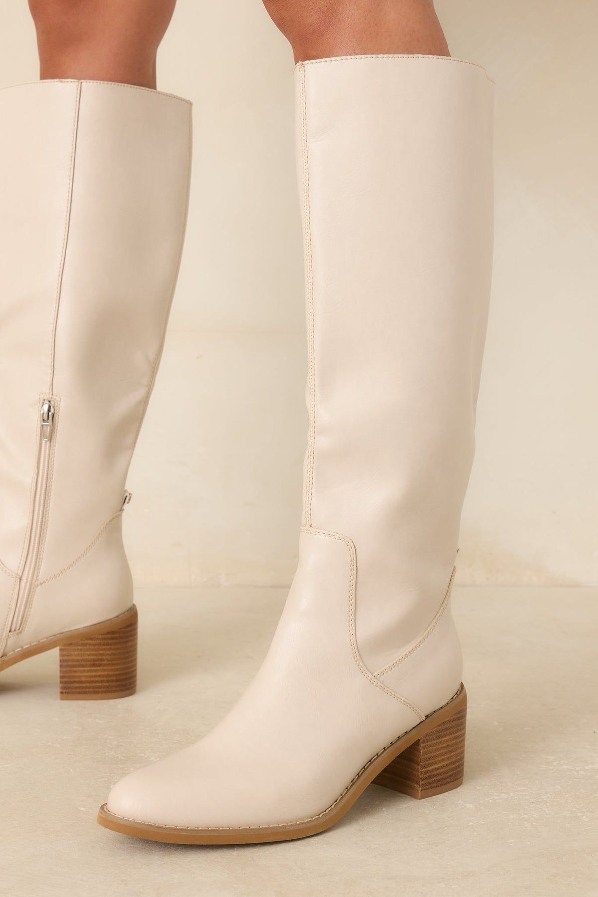 Botas elegantes hasta la rodilla de cuero sintético liso color marfil, por una buena razón