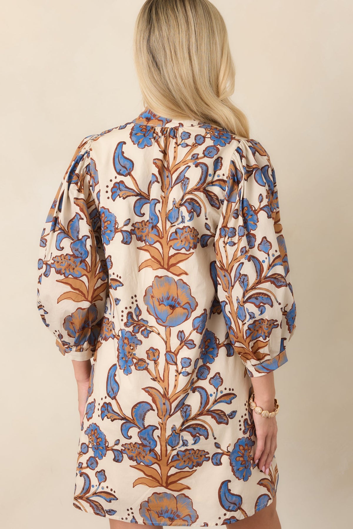 Vestido mini de algodón floral en marfil y azul