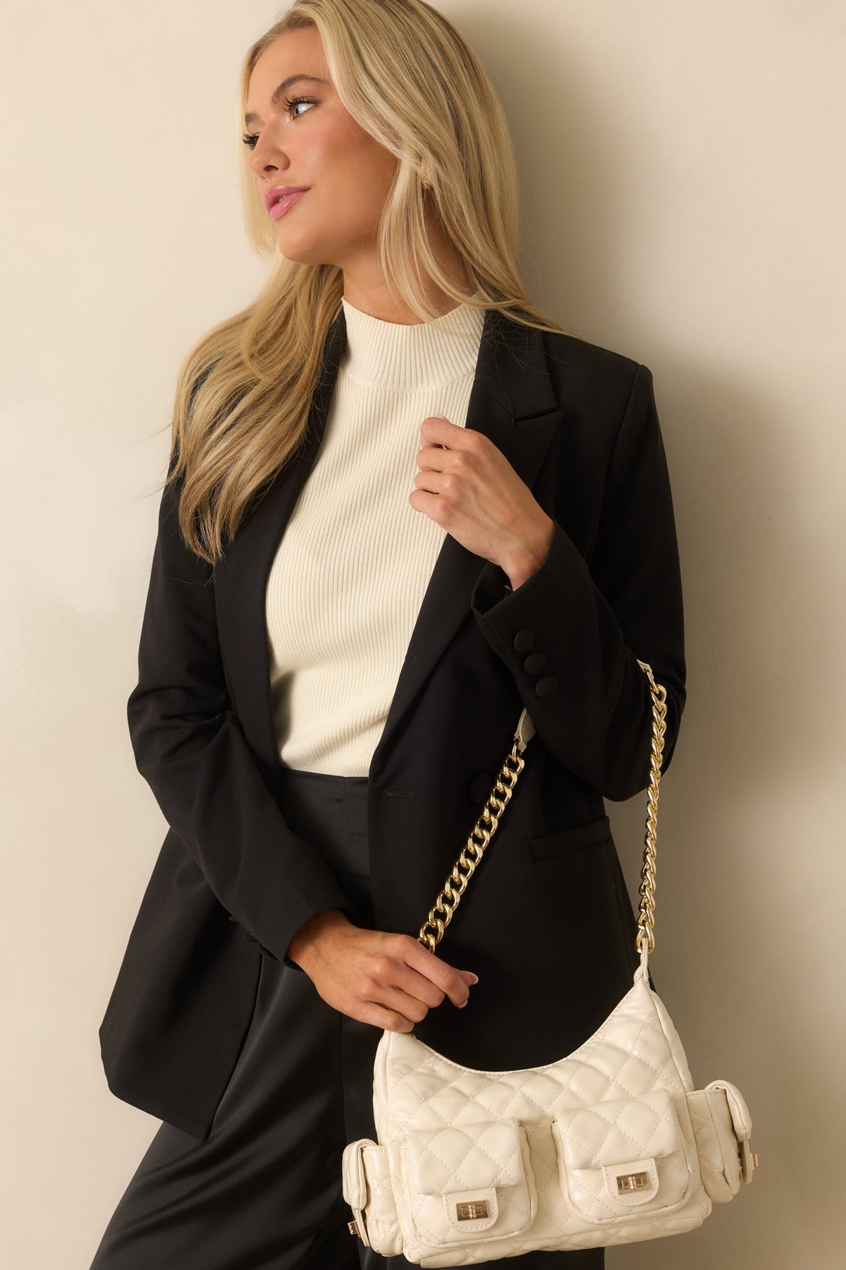 Bolso elegante de piel acolchada color marfil