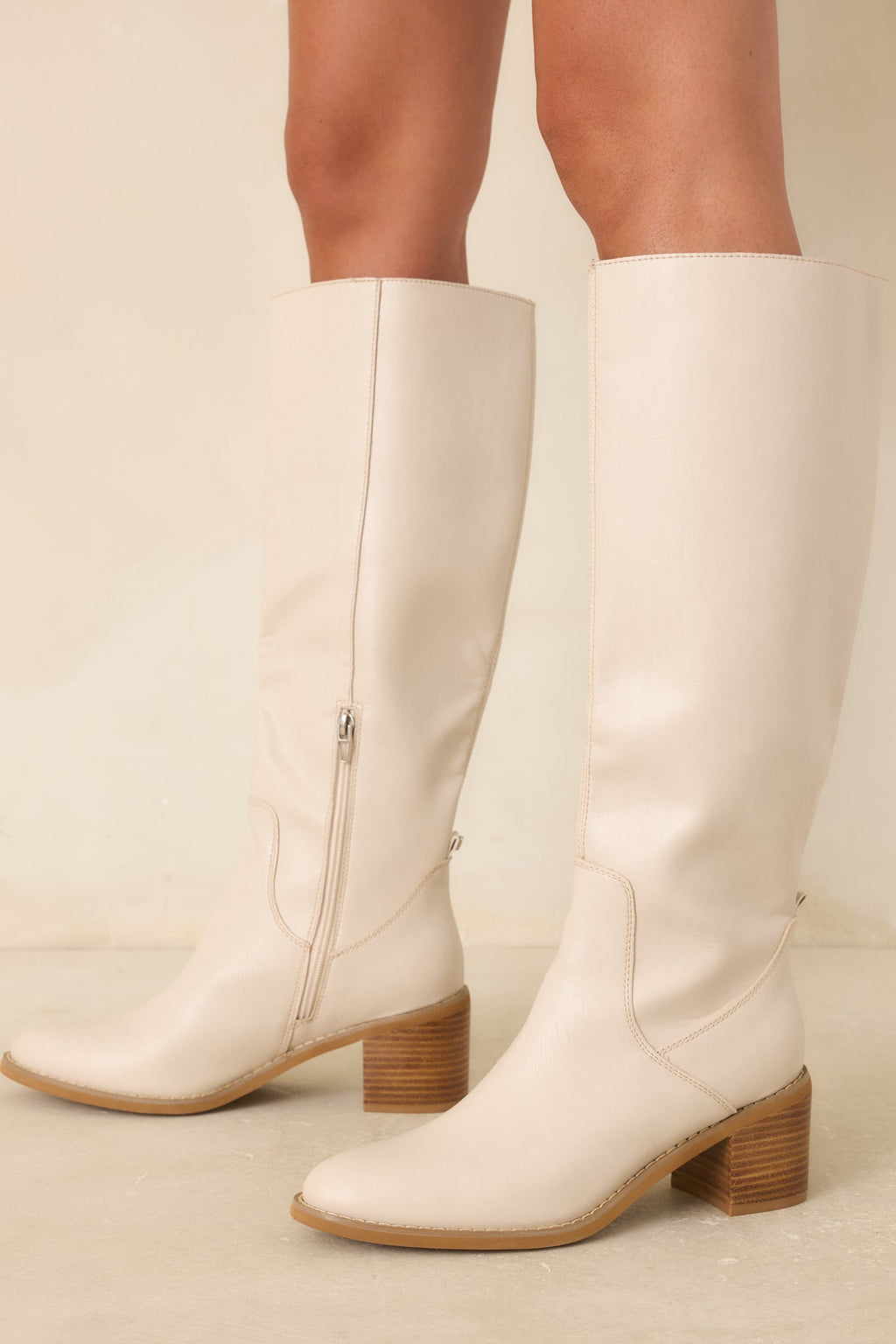 Botas elegantes hasta la rodilla de cuero sintético liso color marfil, por una buena razón