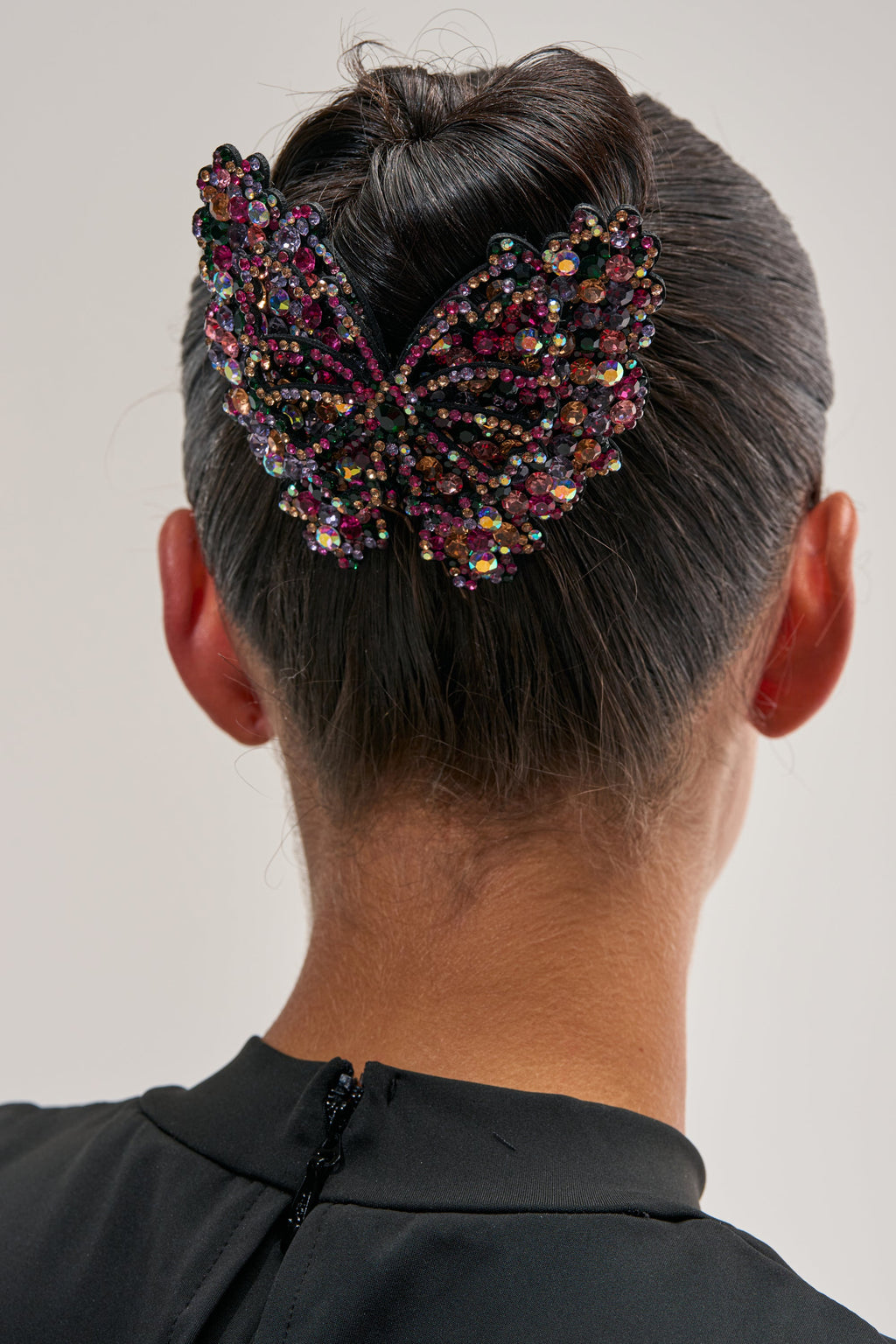 Pinza para el cabello con mariposa en vuelo