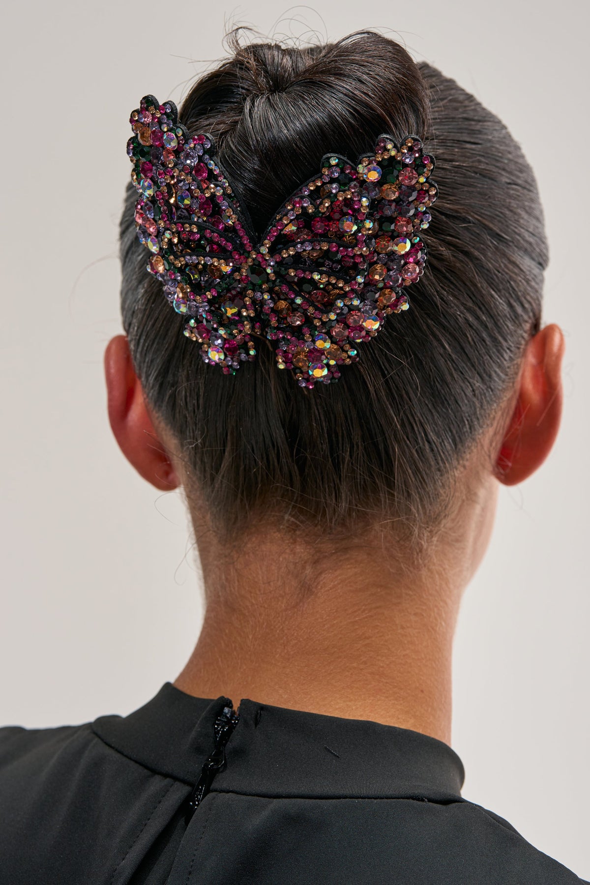 Pinza para el cabello con mariposa en vuelo