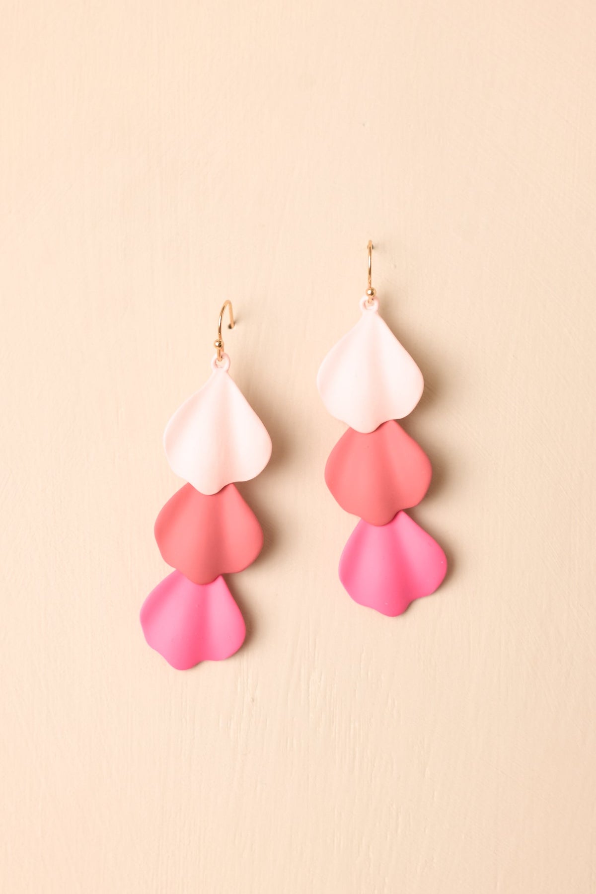 Pendientes colgantes Cascading Joy de pétalos rosados esculpidos en capas
